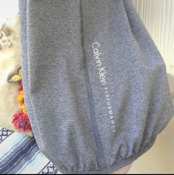 Calvin Klein Small Work Out Tank - Picture 4 of 5